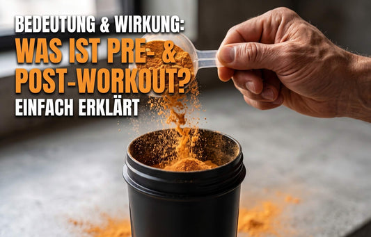 Nahaufnahme: Eine Hand füllt mit einem Messlöffel orangefarbenes Pre-Workout-Booster-Pulver in einen Shaker.
