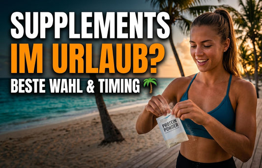 Eine fitte Frau am Strand öffnet Proteinpulver für den Urlaub. Text auf dem Bild: Supplements im Urlaub – Beste Wahl und Timing.