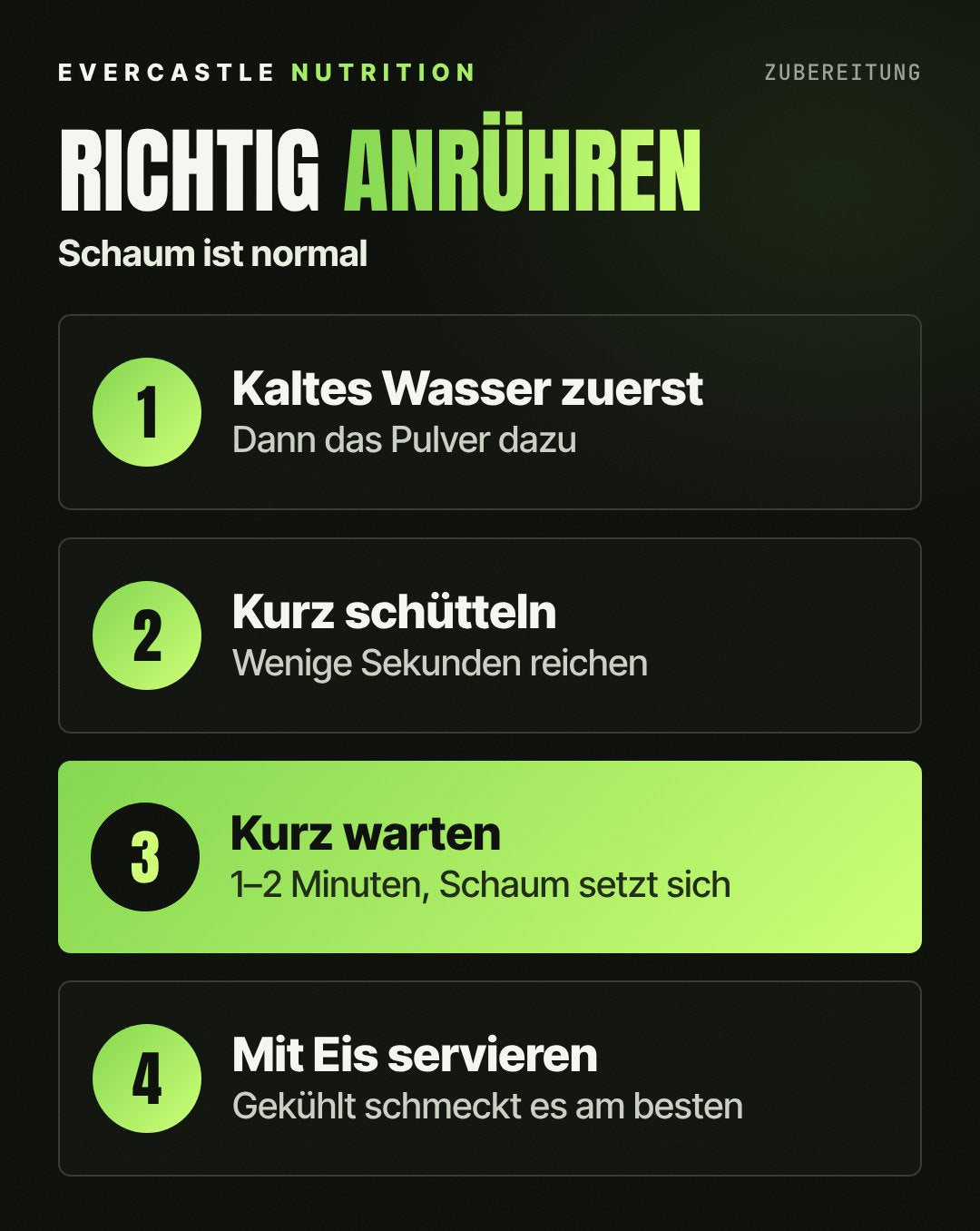 Clear Whey richtig zubereiten in vier Schritten: kaltes Wasser zuerst in den Shaker, nur kurz schütteln, ein bis zwei Minuten warten bis der Schaum sich setzt, mit Eis servieren